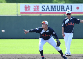 守備練習でボールを二塁にトスする野球日本代表の小園（左）＝３０日、宮崎市