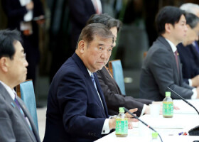 新しい資本主義実現会議に臨む石破茂首相（左から２人目）＝３０日午後、首相官邸