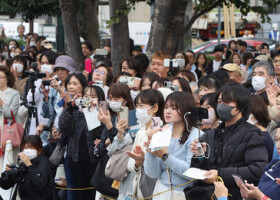 兵庫県知事選が告示され、候補者の街頭演説を聞く有権者ら＝３１日午前、神戸市中央区