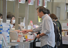 年賀はがきの販売が始まった東京中央郵便局の窓口＝１日午前、東京都千代田区