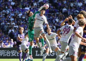 前半、ゴールを守る京都のＧＫ太田（左から３人目）と鈴木義（同４人目）＝３日、Ｅピース