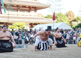 奉納土俵入りをする横綱照ノ富士（左から２人目）＝３日、熊本県玉名市