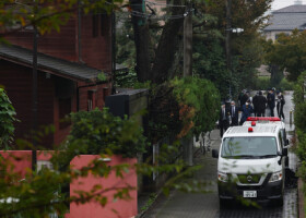 緊縛強盗事件があった現場周辺を調べる警視庁の捜査員＝２日、東京都葛飾区