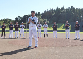 宮崎キャンプを打ち上げる侍ジャパンの選手ら＝６日、宮崎市