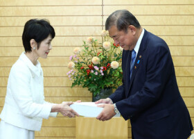 田中弥生会計検査院長（左）から２０２３年度決算検査報告書を受け取る石破茂首相＝６日午後、首相官邸