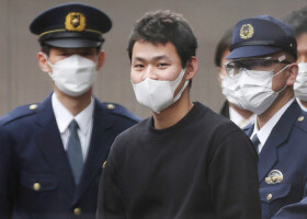 送検のため警視庁高井戸署を出る永田陸人被告（中央）＝２０２３年２月、東京都杉並区