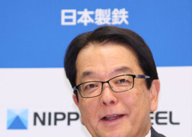 決算発表会見で質問に答える日本製鉄の森高弘副会長＝７日午後、東京都千代田区