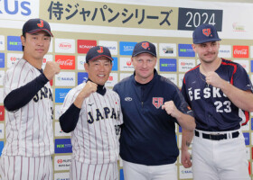 強化試合を前に撮影に応じる野球日本代表の井端監督（中央左）、チェコ代表のハジム監督（同右）ら＝８日、バンテリンドームナゴヤ