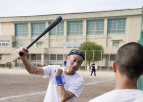 大冠高の選手を指導するイチローさん＝１０日、大阪府高槻市（代表撮影）