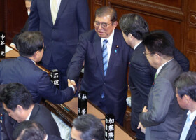 衆院本会議で第１０３代首相に指名された石破茂氏（中央）＝１１日午後、国会内