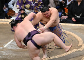 大の里（奥）は押し倒しで王鵬を下す＝１１日、福岡国際センター