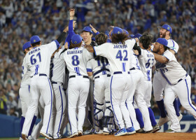 プロ野球日本シリーズ第６戦、日本一を決め喜ぶＤｅＮＡナイン＝３日、横浜スタジアム