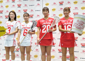 記者会見したラクロス女子日本代表の小林遥佳主将（右から２人目）ら＝１２日、東京都江東区