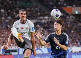 Ｗ杯アジア最終予選の中国戦でプレーする高井（右）＝９月５日、埼玉スタジアム