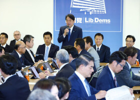 自民党の政調全体会議であいさつする小野寺五典政調会長（中央）＝１４日午後、東京・永田町の同党本部