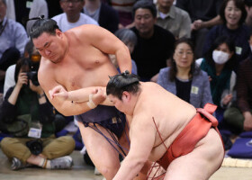 豊昇龍（左）は熱海富士の勇み足で６連勝＝１５日、福岡国際センター