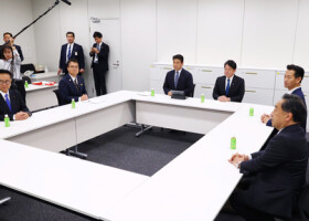 政策協議の初会合に臨む公明党の岡本三成（右手前から２人目）、自民党の小野寺五典（同３人目）、国民民主党の浜口誠（左から２人目）ら３党の政調会長＝１２日、国会内