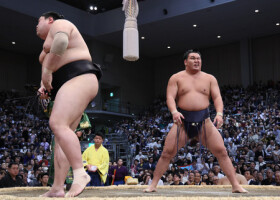 阿炎（左）に引き落としで敗れた豊昇龍＝１６日、福岡国際センター