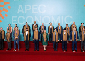 アジア太平洋経済協力会議（ＡＰＥＣ）首脳会議に出席した首脳の集合写真＝１６日、ペルー・リマ（ＡＦＰ時事）