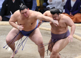 大の里（左）は押し出しで翔猿を下す＝１７日、福岡国際センター