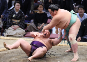 琴桜（右）は上手ひねりで美ノ海を下す＝１７日、福岡国際センター