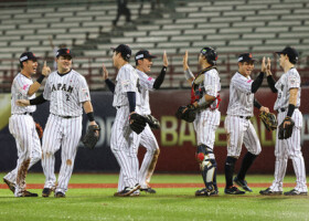 キューバに勝利した日本代表ナイン＝１７日、台北