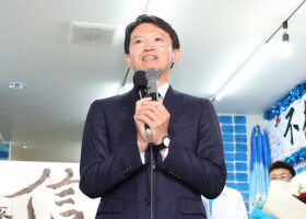 兵庫県知事選を受け、あいさつする斎藤元彦氏＝１７日夜、神戸市中央区