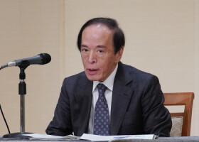 金融経済懇談会で講演する日銀の植田和男総裁＝１８日午前、名古屋市（代表撮影）