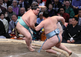 琴桜（左）は欧勝馬を押し倒しで下し、勝ち越しを決める＝１８日、福岡国際センター