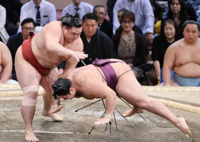 隆の勝（左）は突き落としで狼雅を下し、勝ち越しを決める＝１８日、福岡国際センター