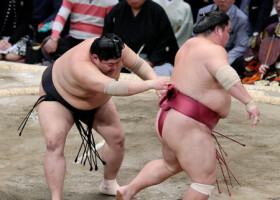 阿炎（左）は大栄翔を押し出しで破る＝１８日、福岡国際センター