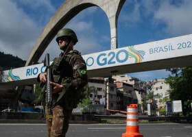 １７日、Ｇ２０サミットが開催されるリオデジャネイロで警備に立つブラジル軍の兵士（ＡＦＰ時事）