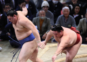 隆の勝（右）は押し出しで大の里を破って１０勝目＝２０日、福岡国際センター