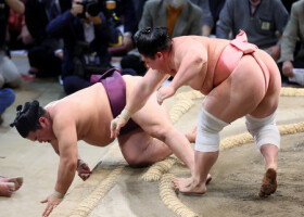 宇良（右）は押し倒しで平戸海を破る＝２０日、福岡国際センター