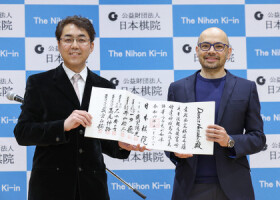 日本棋院の武宮陽光理事長（左）から九段免状を贈呈されたグーグル・ディープマインド社最高経営責任者（ＣＥＯ）のデミス・ハサビス博士＝２１日午後、東京都千代田区