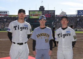 ファン感謝イベントでお披露目された阪神の新ユニホーム＝２３日、甲子園球場（球団提供）