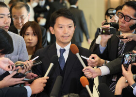 報道陣の取材に応じる兵庫県の斎藤元彦知事（中央）＝２５日午後、東京都千代田区