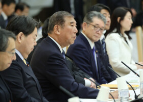 政府主催の全国知事会議で発言する石破茂首相（左から３人目）＝２５日午後、首相官邸