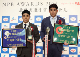 最優秀選手（ＭＶＰ）に選ばれたセ・リーグの巨人・菅野（右）とパ・リーグのソフトバンク・近藤＝２６日、東京都港区