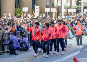 パリ五輪・パラリンピックの応援感謝イベントで、歓声に応えるレスリングの藤波朱理（中央手前）ら日本選手団＝３０日、東京都中央区