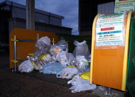 仮設住宅のごみ捨て場。分別されていないごみ袋には「収集できません」と書かれた黄色い貼り紙がされていた＝１１月２６日、石川県輪島市