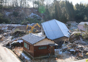 能登半島地震の土砂崩れ現場＝２月１２日、石川県穴水町