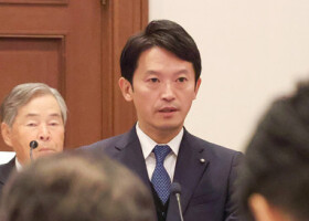 兵庫県議会本会議で所信表明演説を行う斎藤元彦知事＝３日午前、神戸市中央区