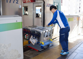 セブン―イレブンの駅構内店舗に納品するため、京王井の頭線吉祥寺駅に到着した電車から商品を降ろす配達員＝６日、東京都武蔵野市