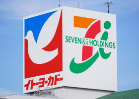 セブン＆アイ・ホールディングス（右）と、傘下のイトーヨーカ堂が運営するスーパー「イトーヨーカドー」のロゴマーク＝１０月１１日、横浜市南区