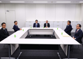 協議に臨む自民、公明、国民民主３党の税制調査会長ら＝１１月２８日、国会内