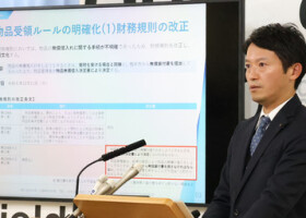 記者会見する兵庫県の斎藤元彦知事＝１１日午後、神戸市中央区