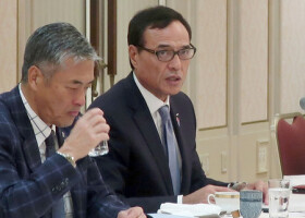 連合との会談であいさつする経済同友会の新浪剛史代表幹事（右）＝１２日午前、東京都中央区