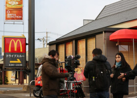 中学生が刺殺される事件が起きたマクドナルドの店舗＝１５日午前、北九州市小倉南区