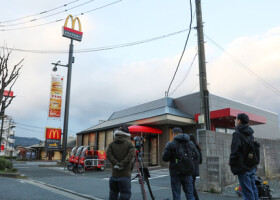 中学生２人が死傷する事件が起きたマクドナルドの店舗＝１５日、北九州市小倉南区